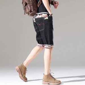 Schwarze Herren-Denim-Shorts mit ethnischer Bestickung und Distressed-Effekten im 5-Pocket-Stil