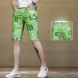 Détails du short décontracté vert avec imprimé blanc et motifs de lettres Power