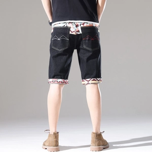 Details des Ethno-Musters am Bund und Stickereien auf den Gesäßtaschen dieser Denim-Shorts
