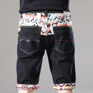 Schwarze Denim-Shorts für Herren mit Patchwork im Ethno-Stil und Stickerei auf der Rückseite