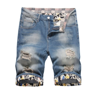 Short en Jean Déchiré Distressed pour Hommes Avec Doublure Graffiti à l'Ourlet Jambe Droite Taille Moyenne Denim de Coton Délavé Summer Streetwear