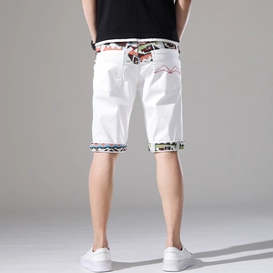 Pantaloncini di jeans bianchi da uomo con ricami etnici e vestibilità aderente