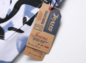 Détail de la texture denim tie-dye avec délavage bleu-noir et étiquettes jeans d'origine