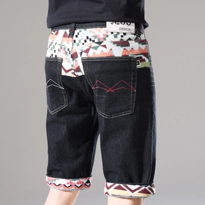 Detail der Herren-Denim-Shorts mit Ethno-Muster-Patchwork und Leder-Logo-Patch am Bund