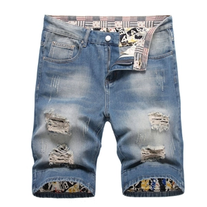 Short en jean bleu clair pour homme avec doublure graffiti et détails usés de style