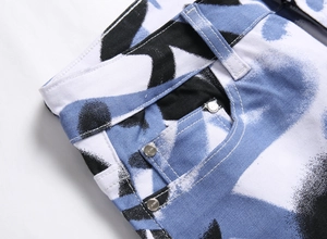 Gros plan sur un jean d'été pour hommes avec camouflage bleu abstrait et rivets en métal