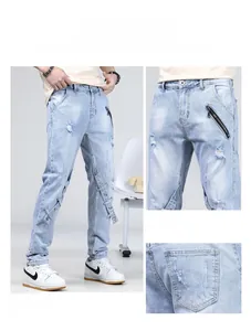 Détail du jean slim bleu clair avec fermetures éclair métalliques et sangles déco
