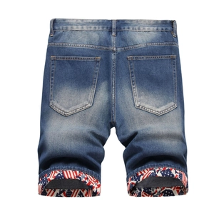 Pantaloncini di jeans blu da uomo con motivo bandiera americana sui risvolti e vista retro