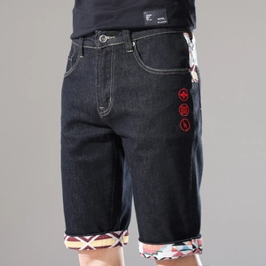 Detail der schwarzen Denim-Shorts mit Bestickung und Ethno-Muster am umgeschlagenen Saum