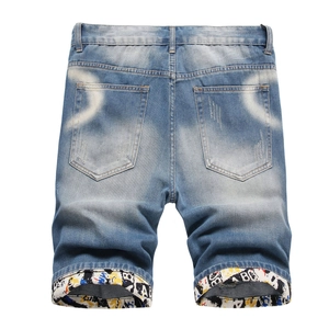 Short en jean délavé pour homme avec imprimé graffiti coloré sur l'ourlet retroussé