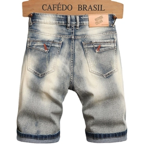 Short en jean rétro pour homme avec coutures orange et étiquette cuir vintage sur cintre