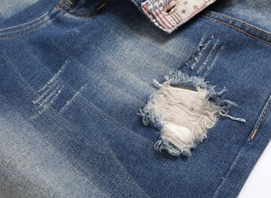 Primo piano dei pantaloncini in denim con strappi e fodera con motivo a stelle