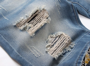 Détails de la texture du denim déchiré avec franges blanches sur le short bleu