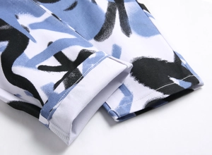 Détail du pantalon en coton à motif graffiti avec revers et coutures soignées