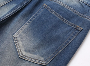 Dettaglio macro dei pantaloncini di jeans da uomo con tasca posteriore e cuciture arancioni