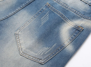 Gros plan détaillé sur la poche arrière du short en jean délavé avec surpiqûres