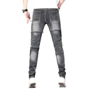 Jean slim gris pour homme avec détails usés, déchirures et écussons brodés de style urbain