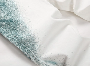 Vue détaillée du denim sergé blanc avec un dégradé de peinture verte tendance