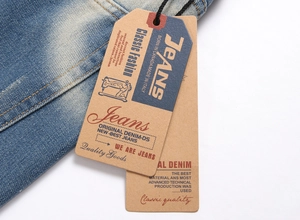 Détail du tissu denim bleu délavé avec texture usée et étiquettes de marque rétro chic