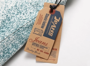Gros plan d'un jean style urbain avec texture marbrée vert-blanc et étiquettes en cuir