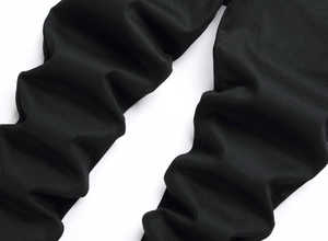 Vue détaillée de la texture du denim extensible noir et du tissage sergé de qualité