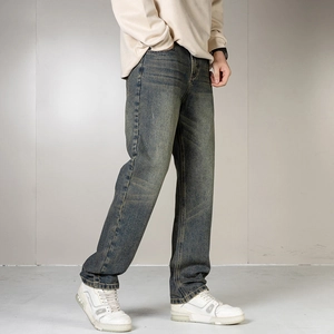 Detailansicht der Vintage gewaschenen Herrenjeans mit Cat-Whiskers und Fade-Effekt