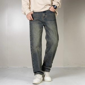 Detailstruktur der Vintage-Waschung der blauen Herrenjeans mit dezenten Verblassungen