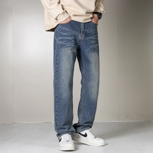 Jean homme coupe droite en bleu délavé avec effet vieilli et style urbain tendance