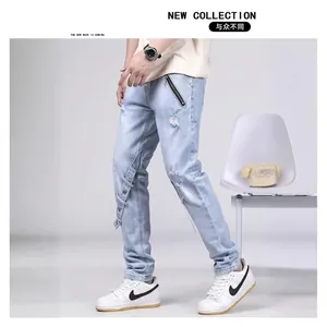 Jean slim bleu clair pour homme avec détails délavés, fermetures éclair et patchs