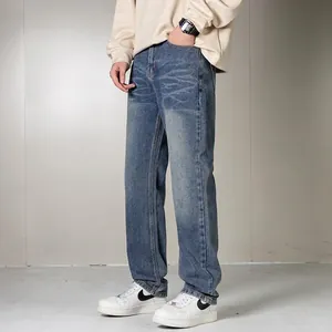 Jean homme coupe droite bleu délavé avec moustaches style urbain et détails délavés