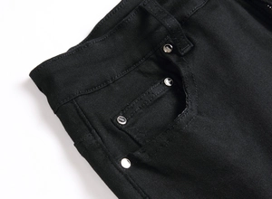 Vue détaillée des poches avant et des rivets gravés sur le jean stretch noir pour homme