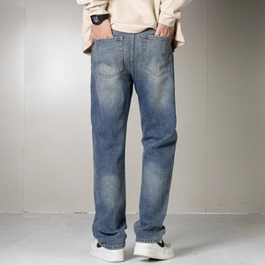 Vue arrière du jean bleu coupe droite avec délavage naturel et détails usés