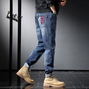 Jean homme bleu foncé slim avec broderie circulaire rouge et blanche à l'arrière