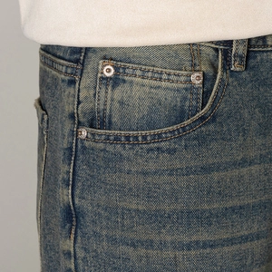 Detail der Vintage-Jeans in Blau mit klassischem Five-Pocket-Stil und Metallnieten