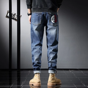 Jean homme coupe ajustée style urbain délavé bleu foncé avec broderie sur la poche