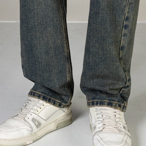 Detaillierte Makroansicht der Vintage Blue Wash Denim Textur und Verblassungseffekte