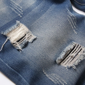 Stilvolle Herren Denim-Shorts mit Distressed-Rissen und blauer Waschung im Streetstyle