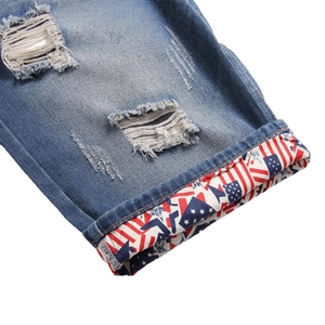 Herren Jeans-Shorts in Blau mit Distressed-Löchern und Aufschlag im US-Flaggen-Design