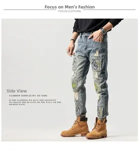 Dettaglio di jeans strappati con ricami in stile street e trame patchwork dall'effetto usurato