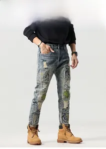 Dettagli di jeans azzurri strappati con toppe ricamate e uno stile urbano vintage