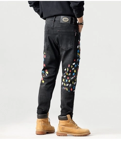 Detailweergave van kleurrijke verfspatten op de achterkant van slim-fit streetstyle spijkerbroek