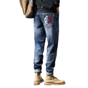 Jean slim bleu foncé pour homme avec broderie traditionnelle sur la poche arrière