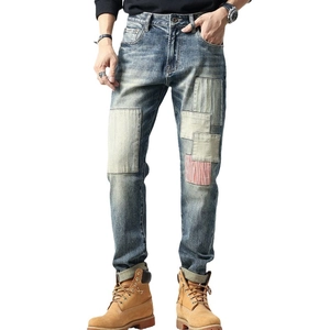 Jeans homme coupe slim style urbain avec design patchwork vintage et détail rayé