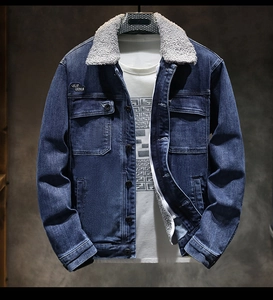 Dettaglio della giacca di jeans da uomo con colletto in pile e ricamo CALIFORNIA