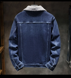Dettaglio giacca in denim blu scuro da uomo con caldo colletto in pile di sherpa
