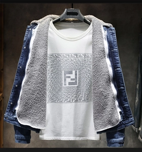 Dettaglio della calda giacca di jeans invernale con fodera in pile e t-shirt grafica