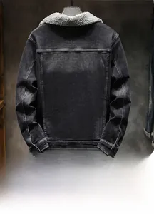 Vista posteriore della giacca denim grigio scuro con collo in pile e cuciture a vista