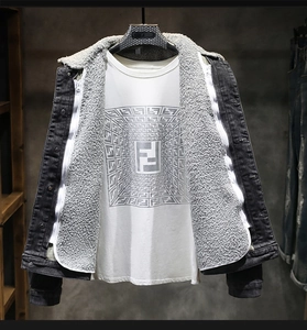 Dettaglio della giacca di jeans con fodera in pile grigio e chiusura a cerniera metallica