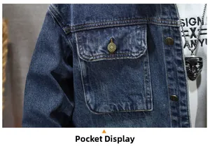 Gros plan détaillé sur la poche de poitrine d'une veste en jean bleue avec boutons en métal