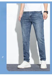 Détail d'un jean bleu vintage ajusté pour homme avec texture délavée et style urbain